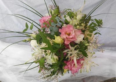 Großer, wild-romantischer Brautstrauß mit viel Grün und rosa Akzenten für Naturliebhaber.