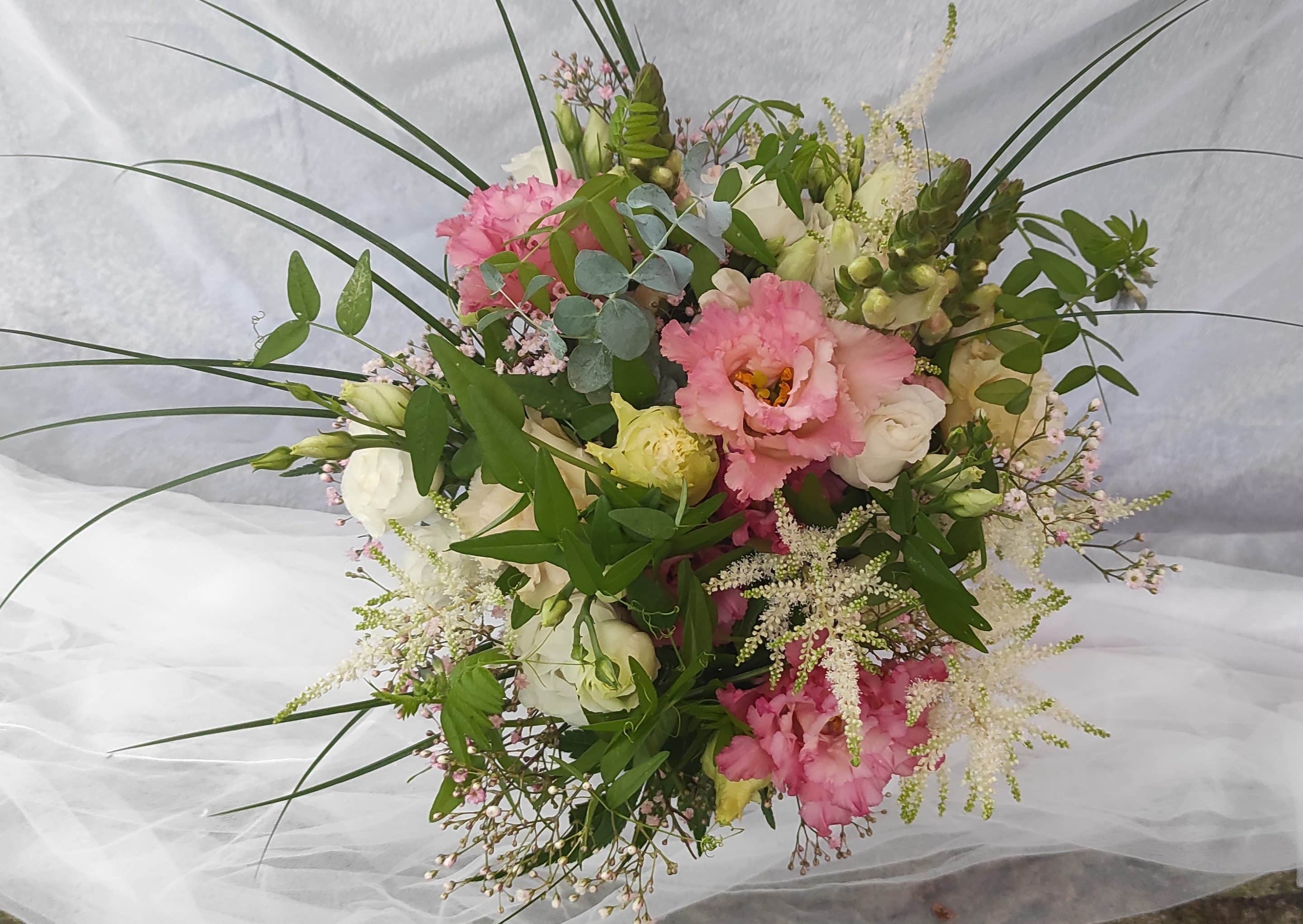 brautstrauss-wild-romantisch-rosa-gruen-pirna Großer, wild-romantischer Brautstrauß mit viel Grün und rosa Akzenten für Naturliebhaber.