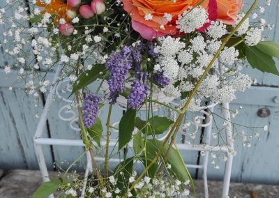 Natürlicher Brautstrauß mit Sonnenblumen und Rosen in Gelb-Orange von Rosen und mehr.
