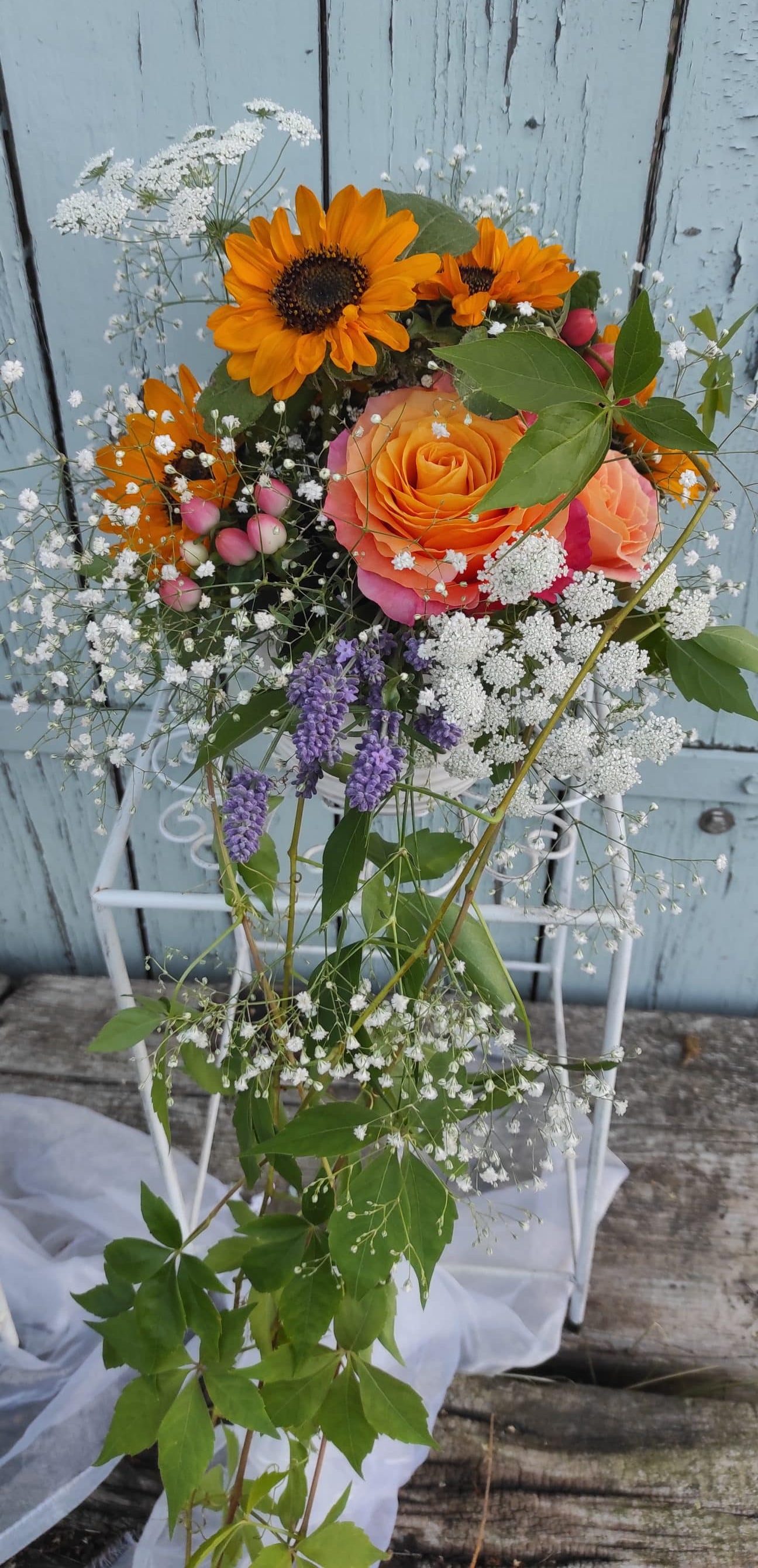 brautstrauss-gelb-orange-sonnenblumen-dresden Natürlicher Brautstrauß mit Sonnenblumen und Rosen in Gelb-Orange von Rosen und mehr.