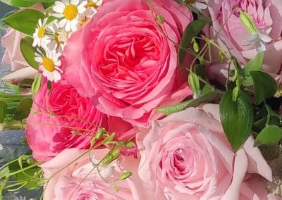 Romantischer Brautstrauß aus verschiedenen rosa Rosen, meisterlich gebunden von Andrea Winkler.