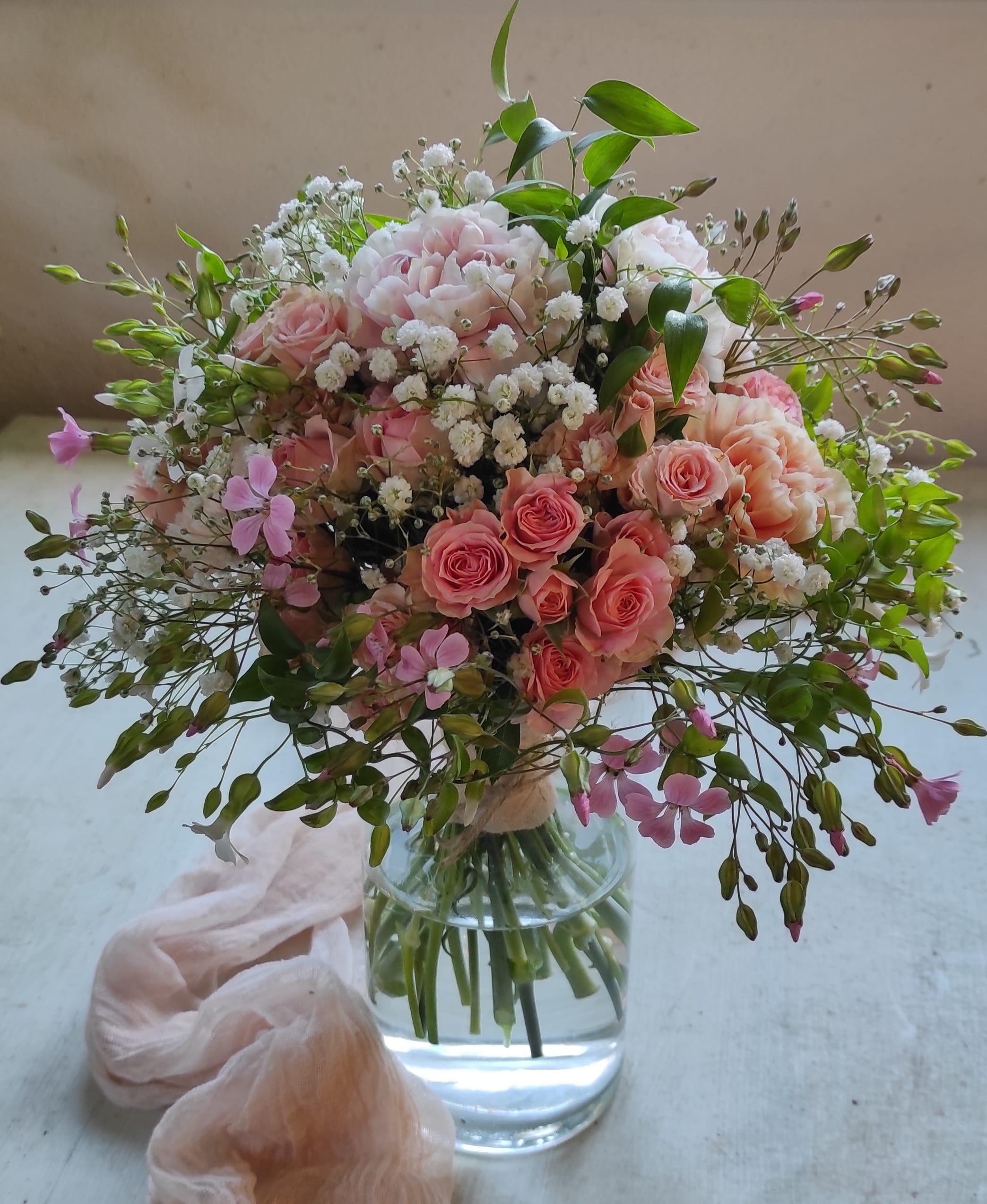 hochzeitsfloristik-brautstrauss-rosa-weiss-wilschdorf Zarter Brautstrauß in Rosa und Weiß mit verspielten Details für eine Hochzeit in der Region Dresden