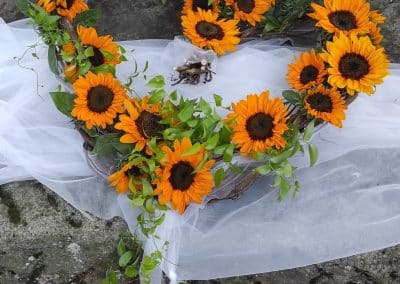 Sommerliche Hochzeitsfloristik: Herz aus Sonnenblumen für Hochzeiten in Dresden Dittersbach.