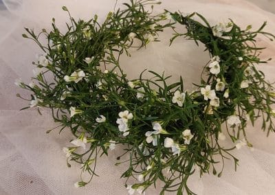 Zarter Haarkranz aus frischem Schleierkraut für Bräute oder Blumenkinder in Dresden.