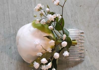 Große weiße Blüte als Haarschmuck mit Schleierkraut für eine elegante Hochzeit in Dresden.