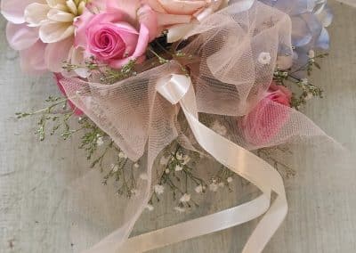 Floraler Haarreif zur Hochzeit mit einer großen pastellfarbenen Dahlie, Rosen und Schleierkraut