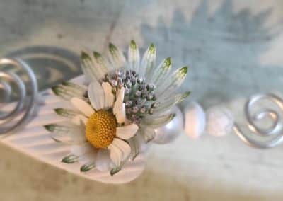Modernes Braut-Haargesteck mit Kamille, Astrantia und silberfarbenen Drahtelementen.