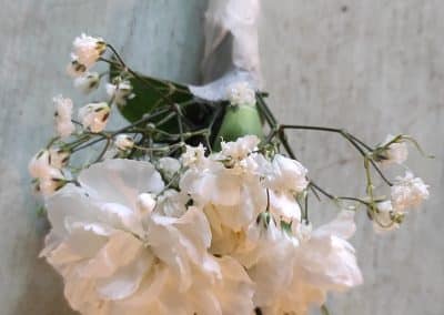 Kleiner floraler Haarpin oder Anstecker mit weißer Nelke und Schleierkraut für die Hochzeit in Sachsen.