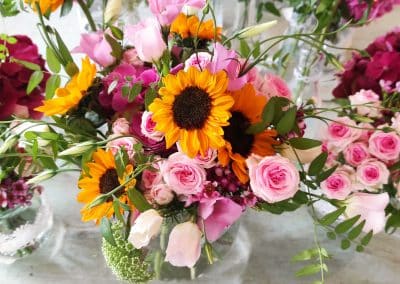 Farbenfroher Brautstrauß mit Sonnenblumen und rosa Rosen für eine Sommerhochzeit in Dresden.