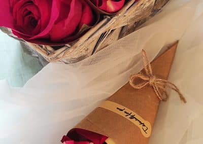 Rosa Rosen mit Kamille in einer Papiertüte