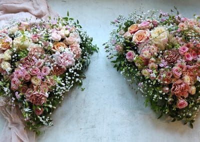 Romantisches Blumenherz in Pastelltönen von Rosen & mehr – Floristik für Hochzeit und Feiern.